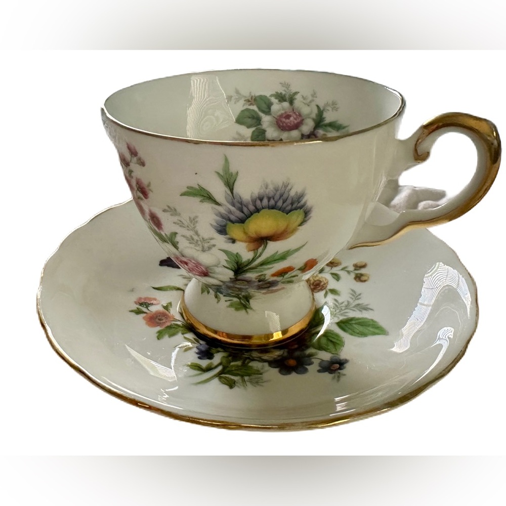 ROYAL TUSCAN FINE BONE CHINA TEA CUP & SAUCER MADE IN ENGLAND. Great Condition.